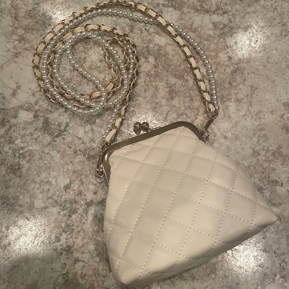 White argyle purse with Pearl and gold chain